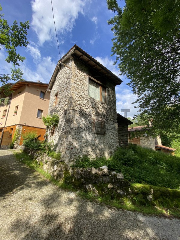 casa indipendente in vendita a Posina in zona Fusine