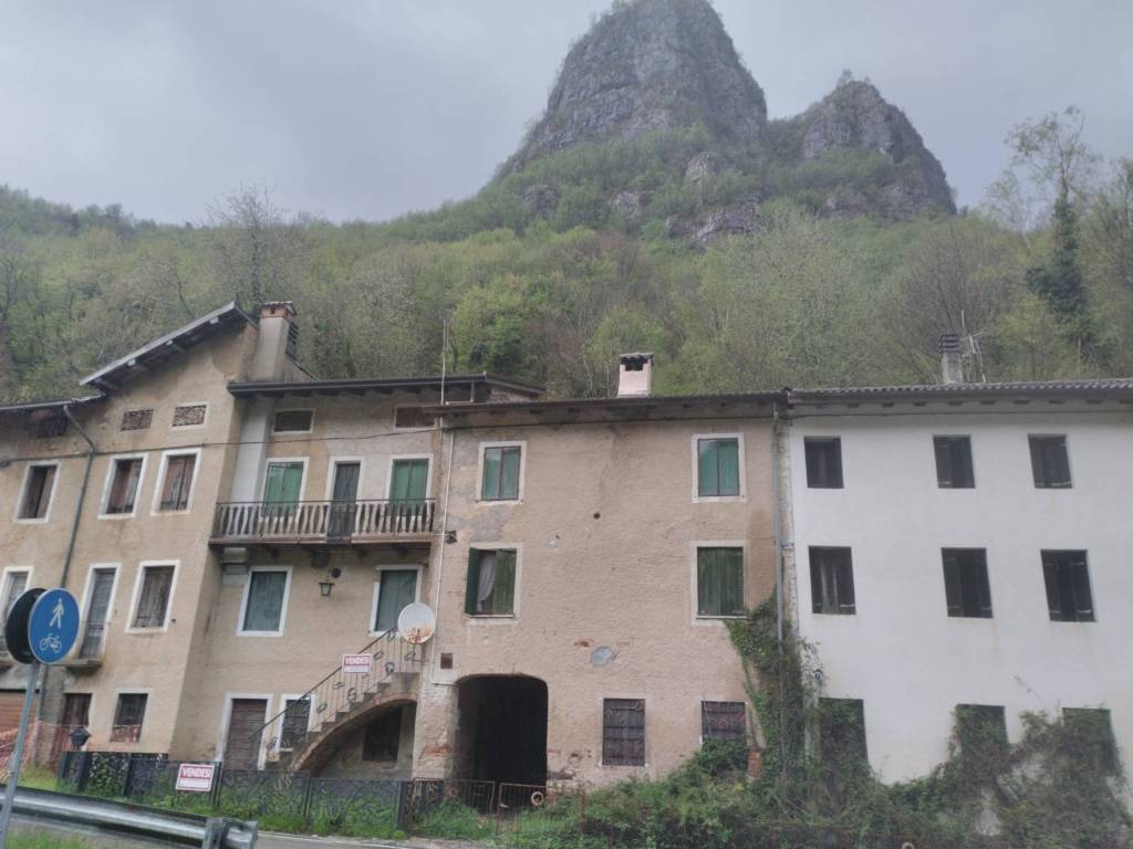 casa indipendente in vendita a Posina in zona Fusine