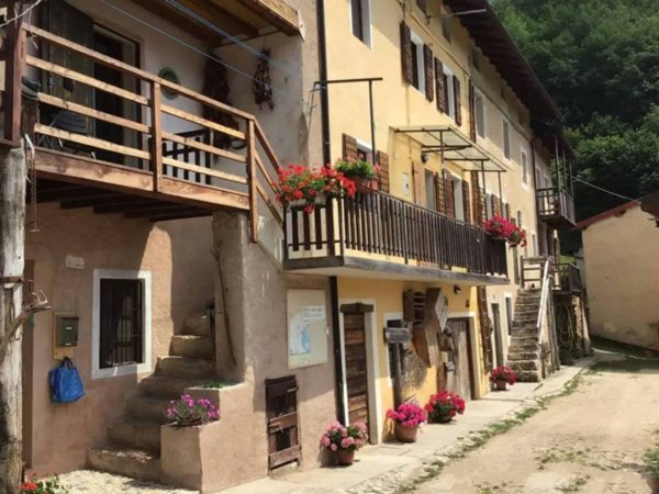 casa indipendente in vendita a Posina in zona Beber