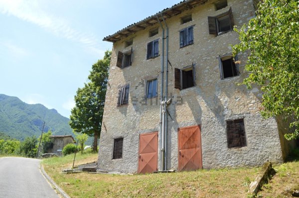 casa indipendente in vendita a Posina in zona Fusine