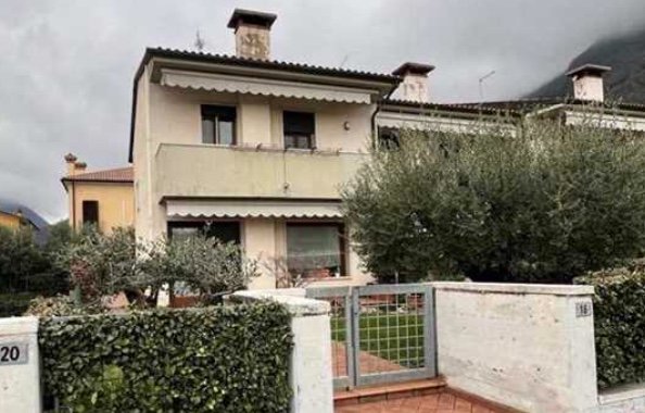 casa semindipendente in vendita a Pove del Grappa