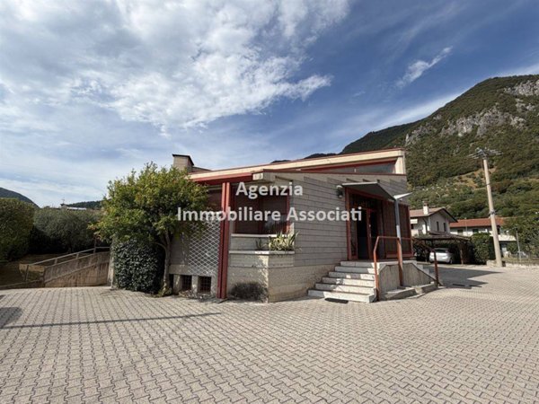 locale commerciale in vendita a Pove del Grappa