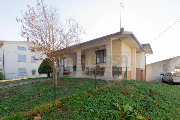 casa indipendente in vendita a Pozzoleone