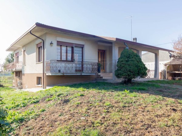 casa indipendente in vendita a Pozzoleone