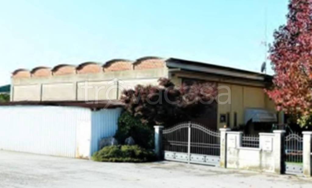 locale commerciale in vendita a Pozzoleone