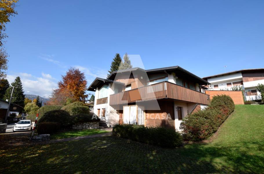 casa indipendente in vendita a Roana in zona Canove