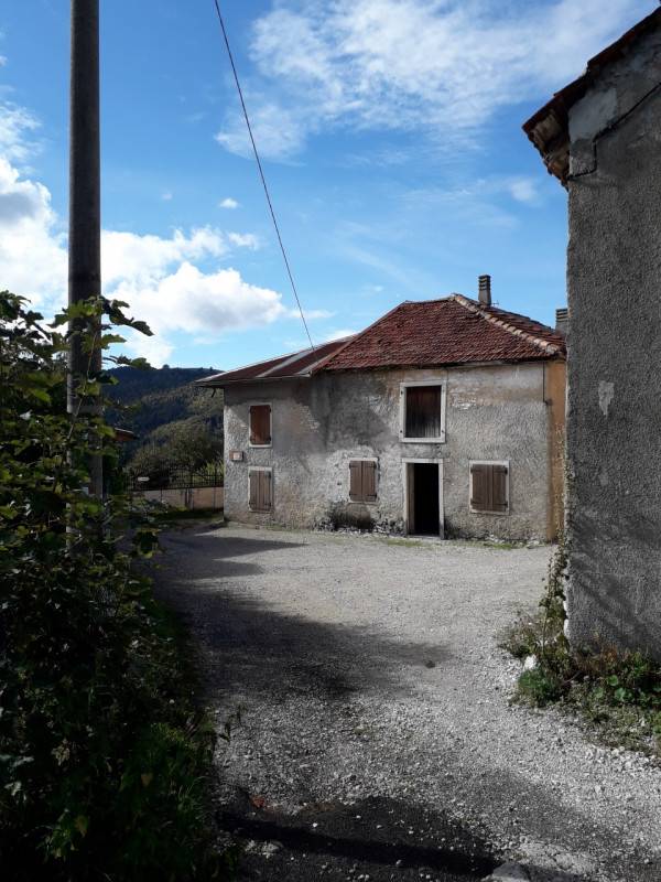 intera palazzina in vendita a Roana in zona Treschè Conca