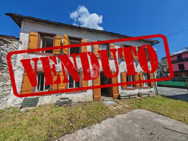 casa semindipendente in vendita a Roana in zona Canove