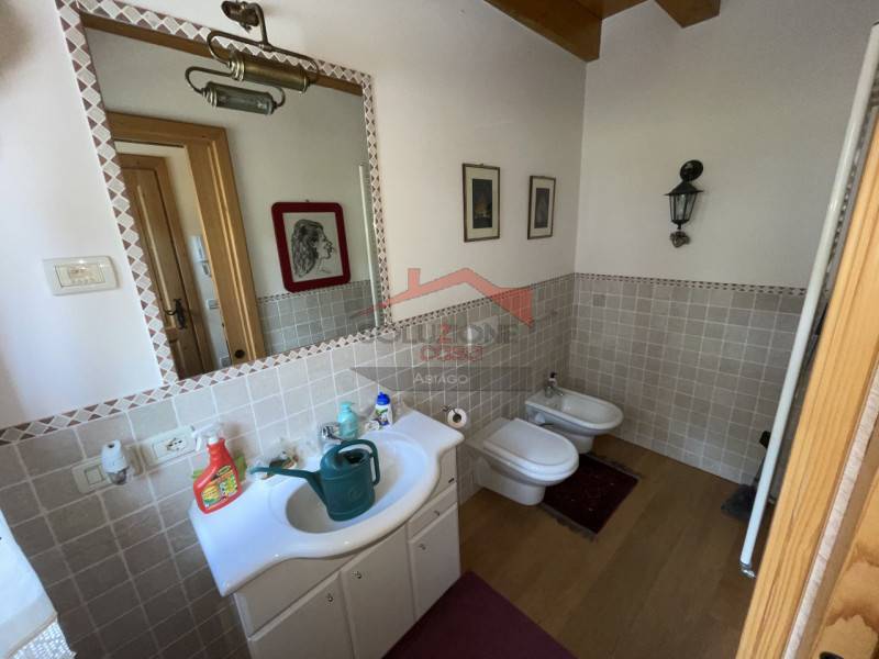 casa indipendente in vendita a Roana in zona Camporovere