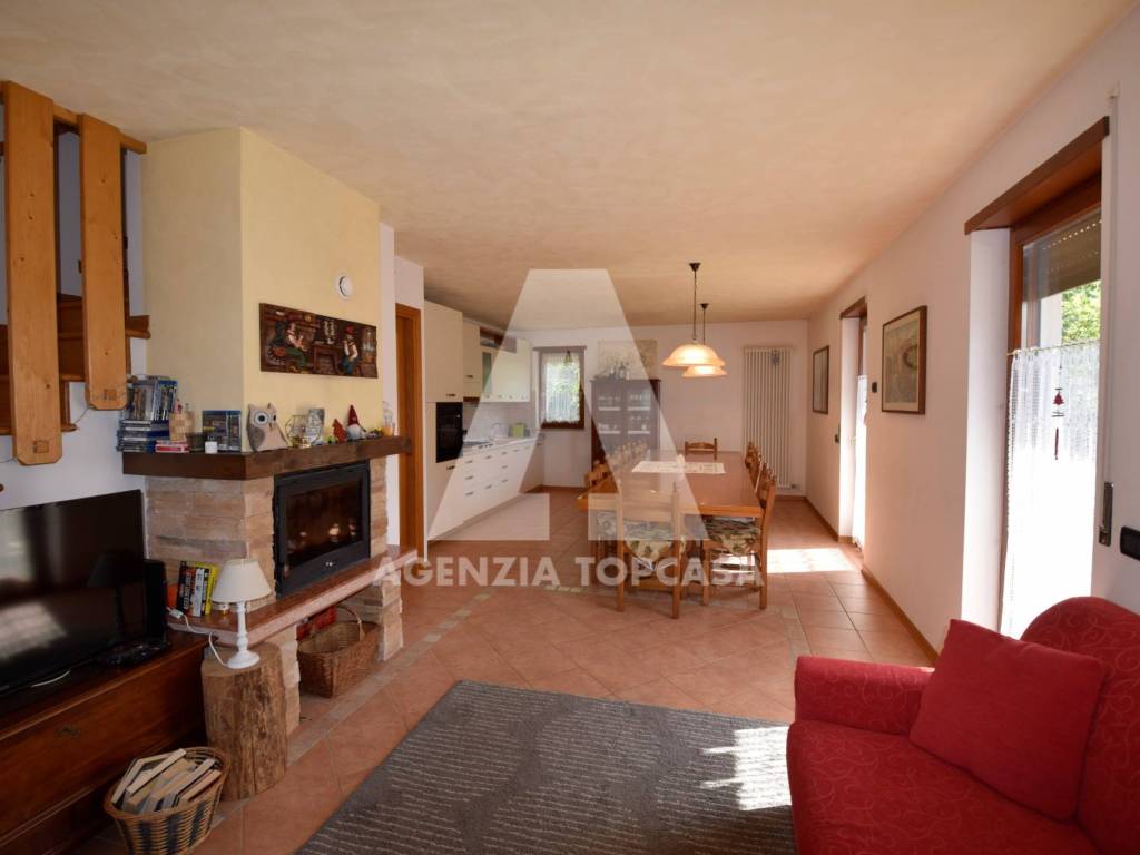 casa indipendente in vendita a Roana in zona Canove