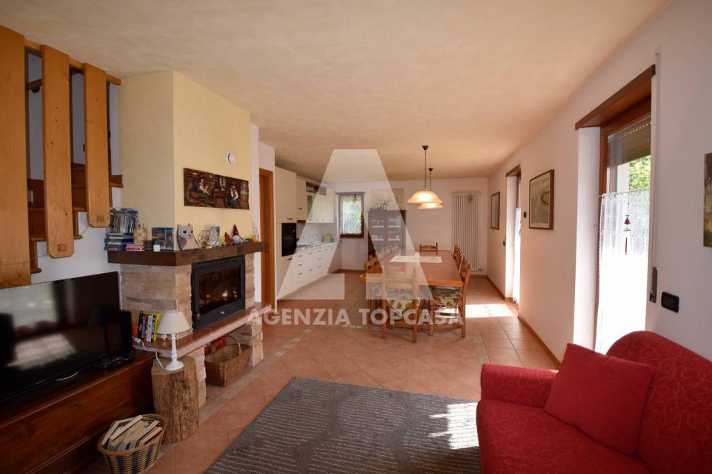 casa indipendente in vendita a Roana in zona Canove