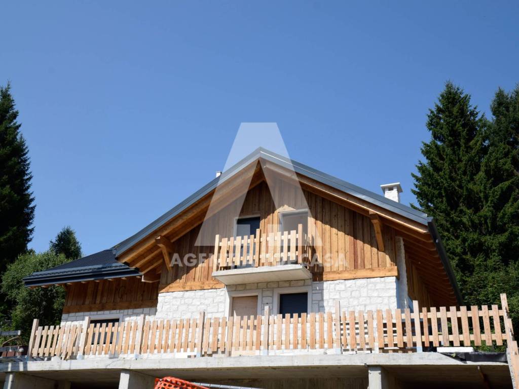casa indipendente in vendita a Roana in zona Cesuna