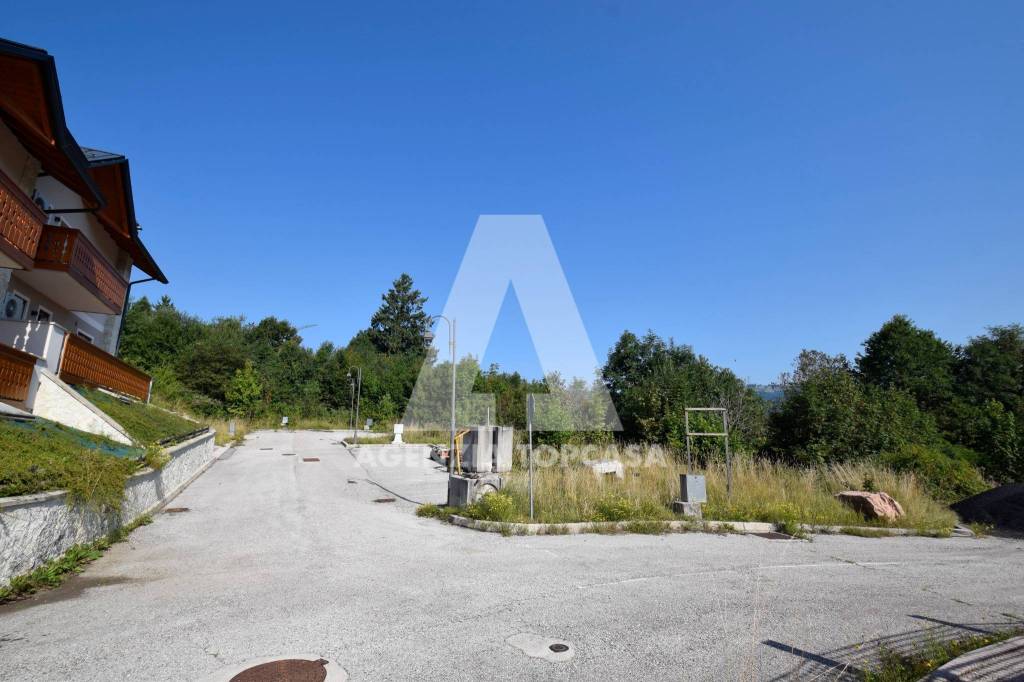 casa indipendente in vendita a Roana in zona Canove