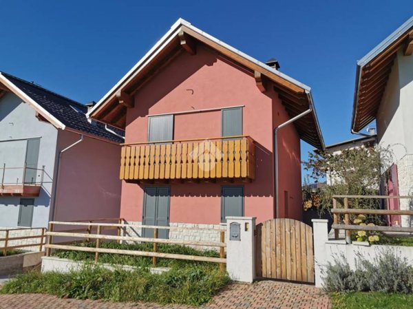 casa indipendente in vendita a Roana in zona Camporovere