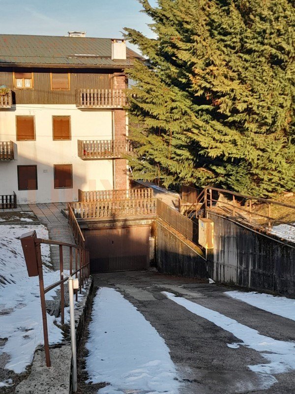 locale di sgombero in vendita a Roana in zona Cesuna