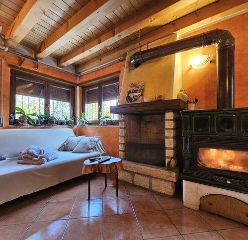 casa indipendente in vendita a Roana in zona Cesuna