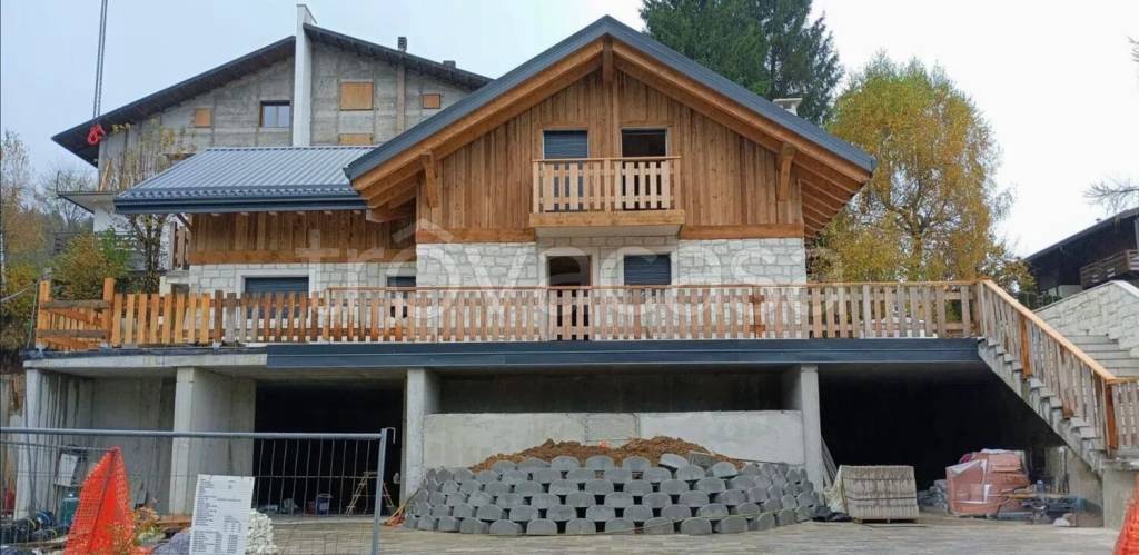 casa indipendente in vendita a Roana in zona Cesuna