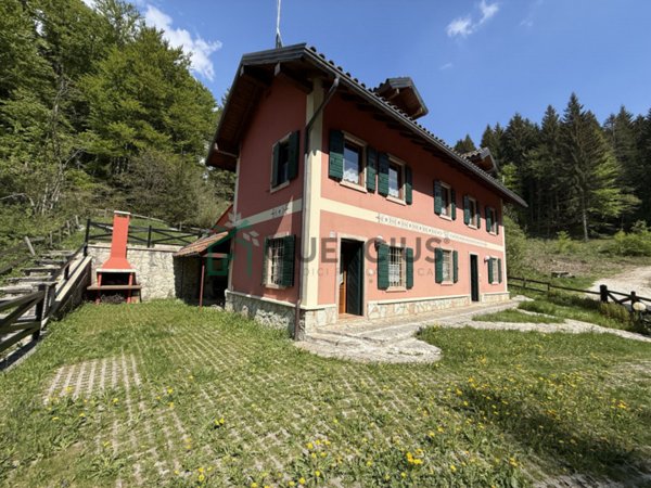 casa indipendente in vendita a Roana in zona Cesuna