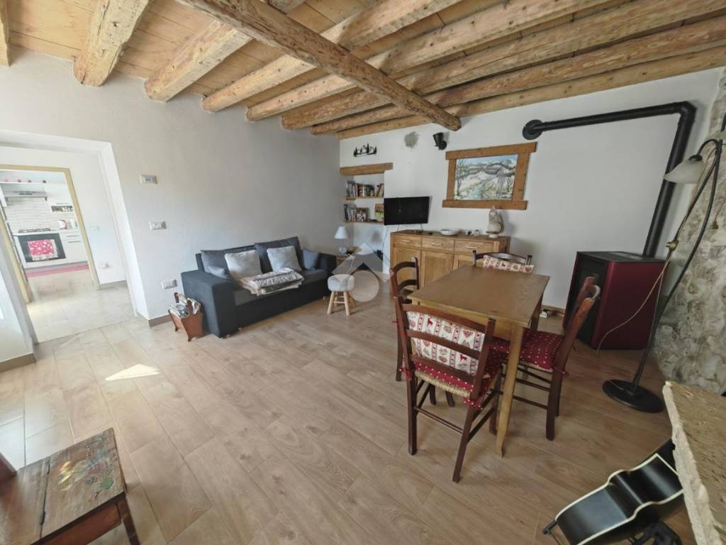 casa indipendente in vendita a Roana in zona Mezzaselva