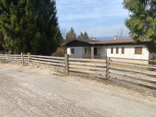 casa indipendente in vendita a Roana in zona Cesuna