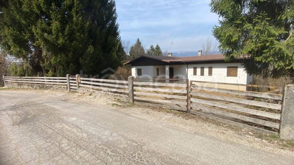 casa indipendente in vendita a Roana in zona Cesuna