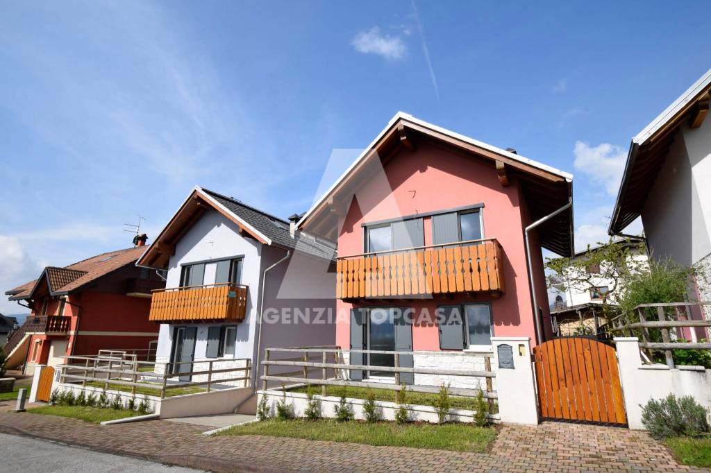 casa indipendente in vendita a Roana in zona Mezzaselva
