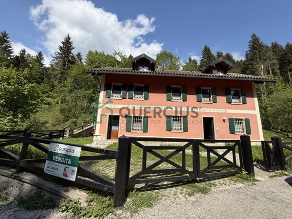 casa indipendente in vendita a Roana in zona Cesuna