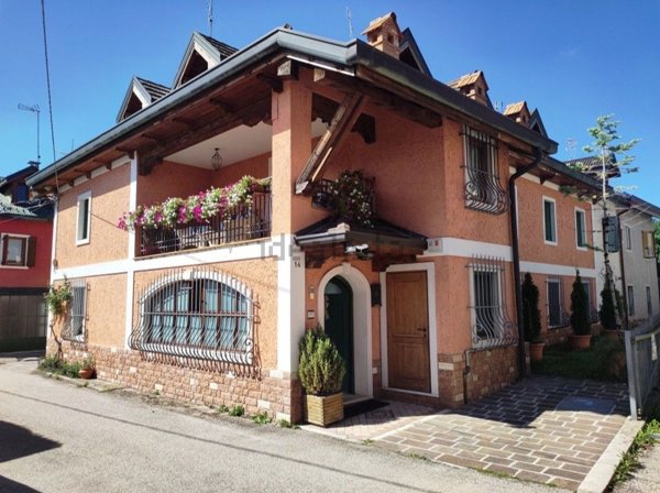 casa indipendente in vendita a Roana in zona Cesuna