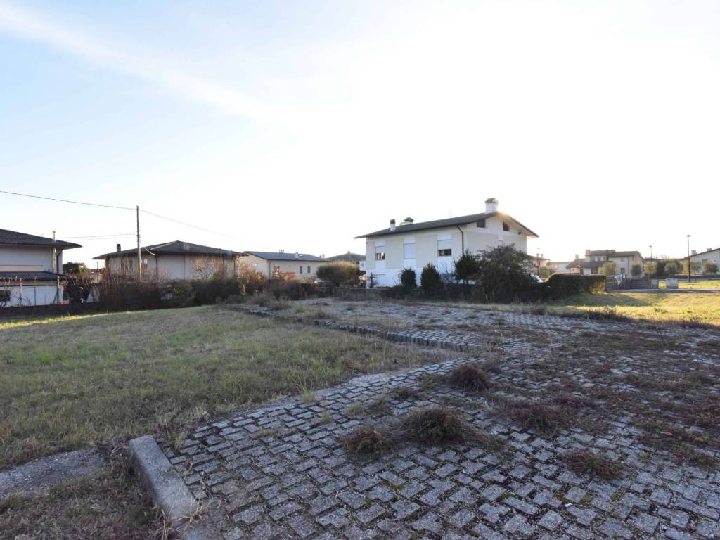 terreno edificabile in vendita a Romano d'Ezzelino