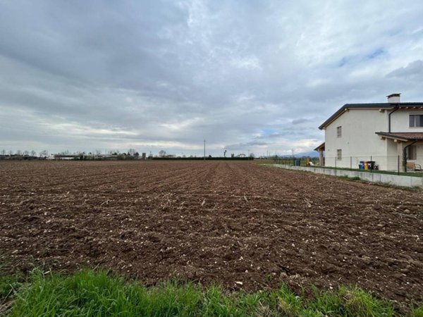 terreno agricolo in vendita a Romano d'Ezzelino in zona Sacro Cuore