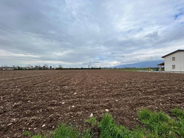 terreno agricolo in vendita a Romano d'Ezzelino in zona Sacro Cuore