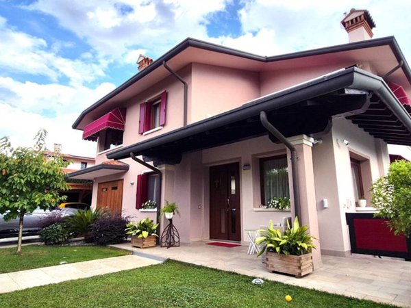 casa indipendente in vendita a Romano d'Ezzelino in zona Sacro Cuore