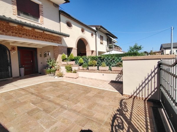 casa indipendente in vendita a Romano d'Ezzelino in zona Fellette
