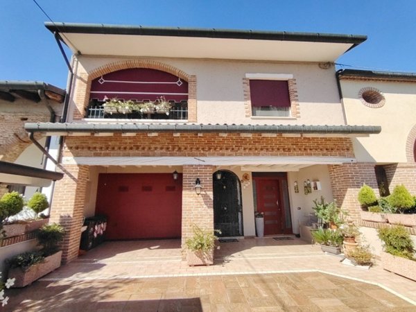 casa indipendente in vendita a Romano d'Ezzelino in zona Fellette