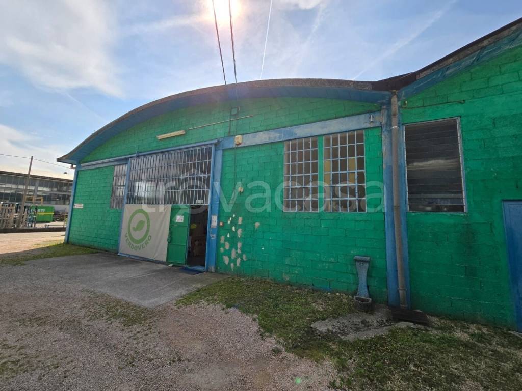 locale commerciale in vendita a Romano d'Ezzelino