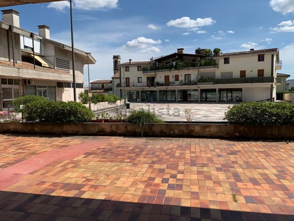 locale commerciale in vendita a Romano d'Ezzelino in zona San Giacomo