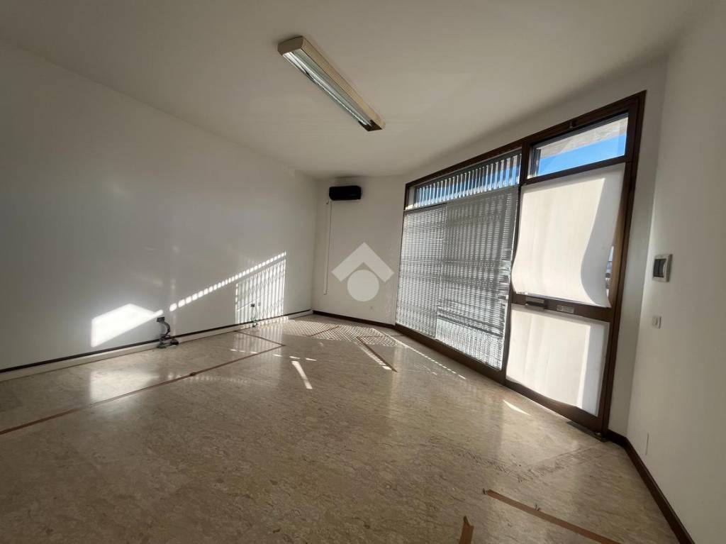 negozio in vendita a Romano d'Ezzelino in zona San Giacomo