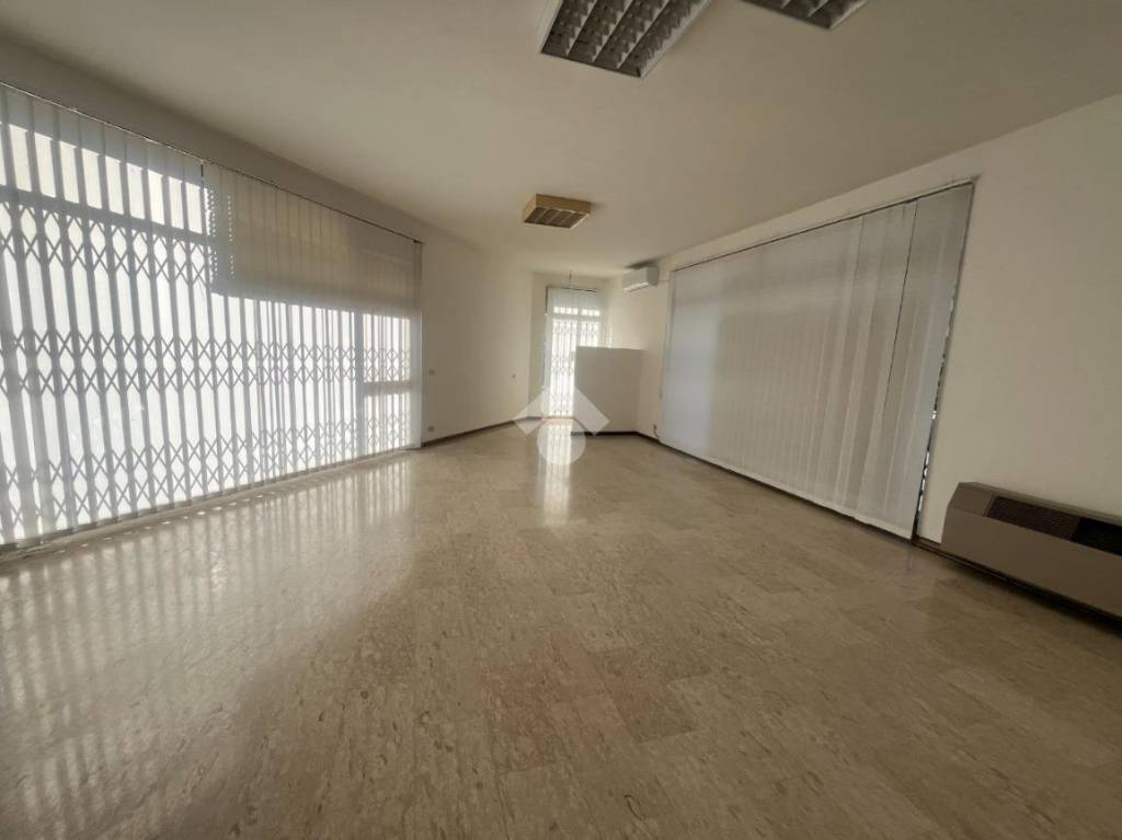 ufficio in vendita a Romano d'Ezzelino in zona San Giacomo