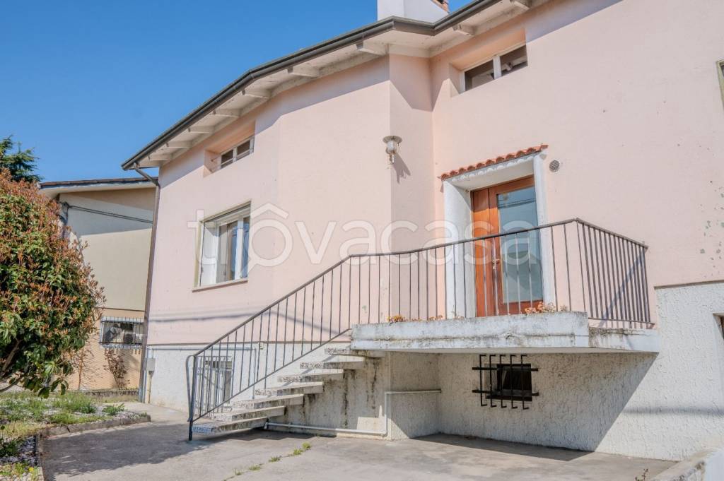 casa indipendente in vendita a Romano d'Ezzelino in zona Romano d'Ezzelino