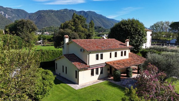 casa indipendente in vendita a Romano d'Ezzelino in zona Sacro Cuore
