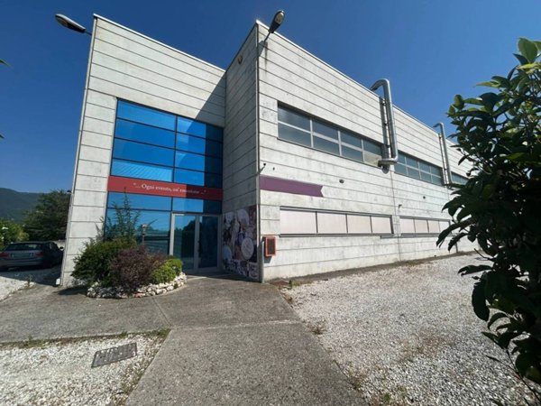 negozio in vendita a Romano d'Ezzelino in zona Sacro Cuore