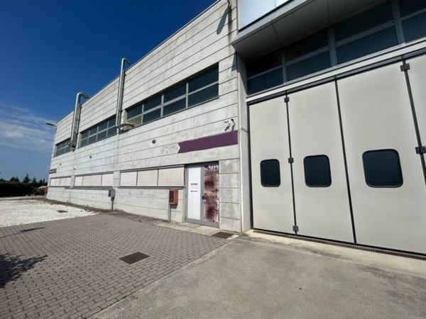 negozio in vendita a Romano d'Ezzelino in zona Sacro Cuore