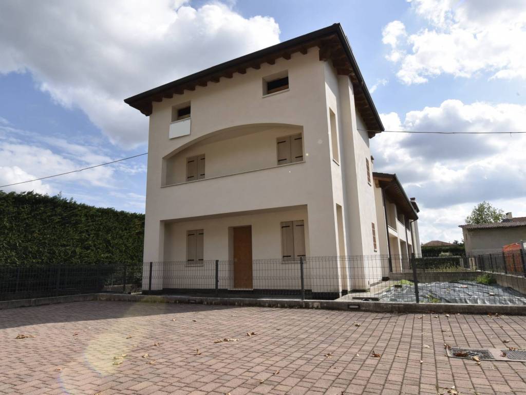 casa indipendente in vendita a Rosà in zona Travettore