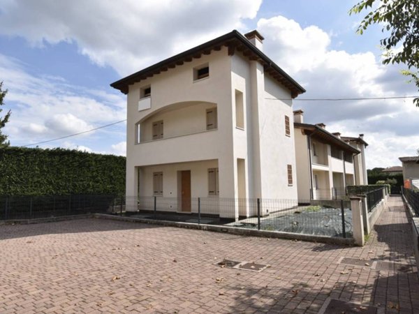casa indipendente in vendita a Rosà in zona Travettore