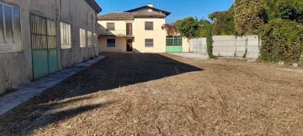 locale commerciale in vendita a Rosà