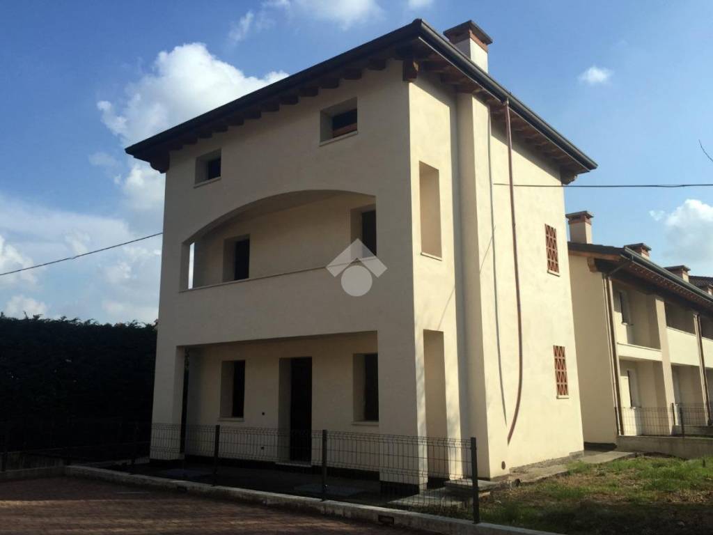 casa indipendente in vendita a Rosà in zona Travettore