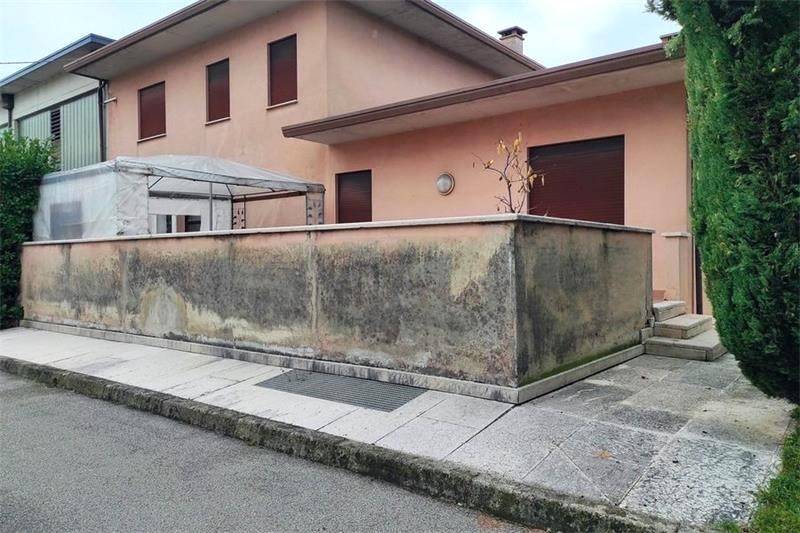 casa indipendente in vendita a Rosà