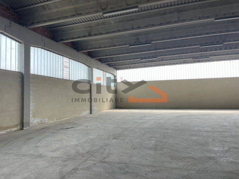 locale commerciale in vendita a Rosà