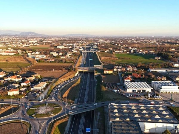 locale commerciale in vendita a Rosà