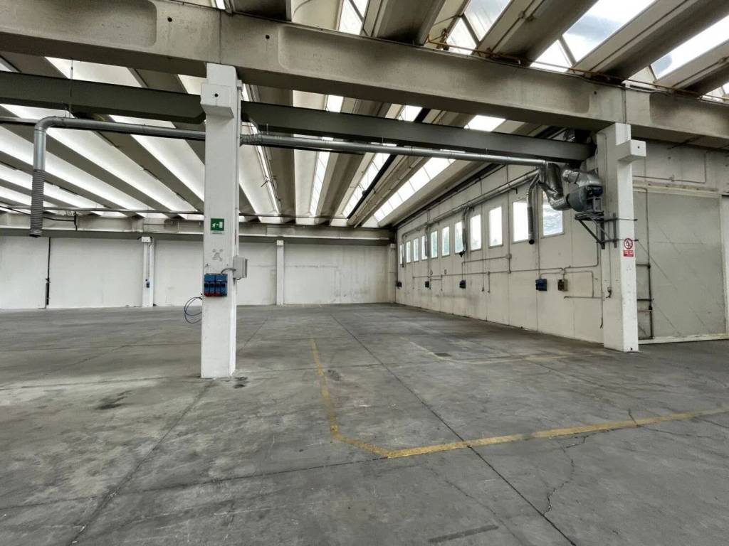 locale commerciale in vendita a Rosà